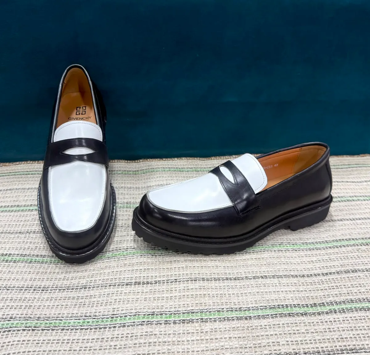 Mocassins Givenchy miniature 2